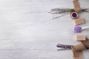 Spa ürünleri ve lavanta ahşap masa üzerinde kompozisyonu