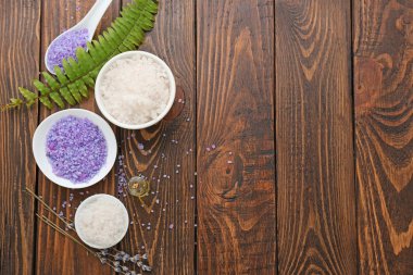 Spa ve lavanta ahşap masa üzerinde deniz tuzu ile kompozisyon