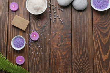 Spa kozmetik, mumlar ve ahşap masa üzerinde Lavanta ile kompozisyon
