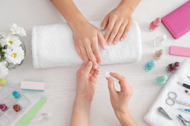 Genç kadın profesyonel manikür güzellik salonunda, üstten görünüm elde