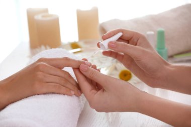 Genç kadın güzellik salonunda, portre profesyonel manikür Başlarken