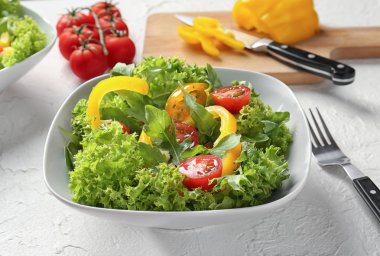 Plaka masada lezzetli sebze salatası ile