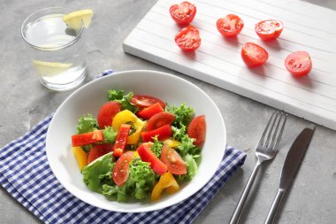 Plaka masada lezzetli sebze salatası ile