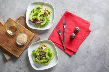 Tablo, üstten görünüm lezzetli sebze salatası ile plakalar