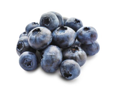 Beyaz arka plan üzerinde olgunlaşmış yaban mersini