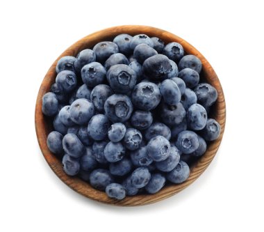 Beyaz arka plan üzerinde olgunlaşmış yaban mersini ile kase