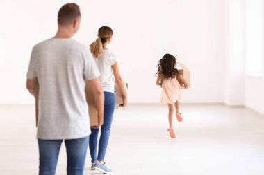 Mutlu aile ile kapalı yeni evine taşıdıktan sonra karton kutular