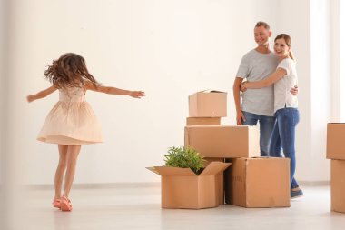 Mutlu aile ile kapalı yeni evine taşıdıktan sonra karton kutular