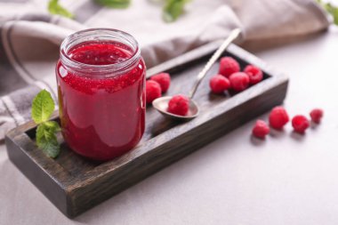 Kurulu ile lezzetli ahududu cam kavanoz reçel masa lambası