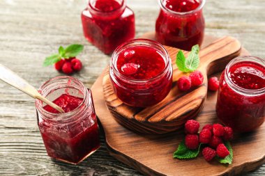 Kurulu ile lezzetli ahududu cam kavanoz reçel ahşap tablo