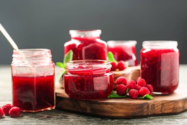 Kurulu ile lezzetli ahududu cam kavanoz reçel ahşap tablo