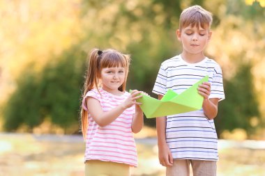 Kağıt gemi açık havada küçük sevimli çocukla