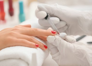Genç kadın güzellik salonunda, portre profesyonel manikür Başlarken
