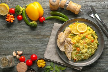 Lezzetli haşlanmış pirinç ve sebze ahşap arka plan üzerinde kompozisyonu