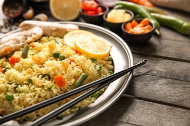 Lezzetli pilav et ve sebze plaka ile haşlanmış