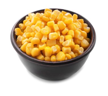 Beyaz zemin üzerine Haşlanmış Mısır tohumları ile kase