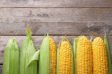 Ahşap masa üzerinde lezzetli corncobs