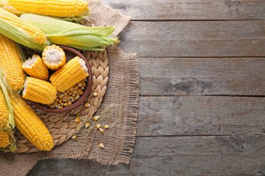 Ahşap masa üzerinde lezzetli corncobs ile kompozisyon