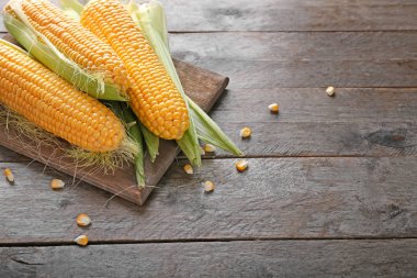 Ahşap masa üzerinde lezzetli corncobs kurula