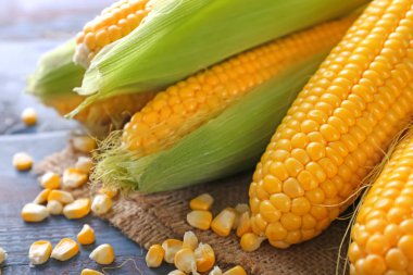Ahşap masa, closeup üzerinde lezzetli corncobs