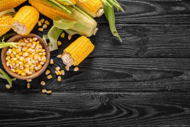 Ahşap masa üzerinde taze corncobs ile kompozisyon