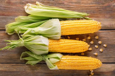 Ahşap masa üzerinde taze corncobs