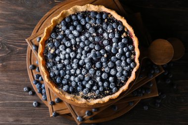 Ahşap kurulları ile lezzetli kek, krepteki masada yığını