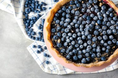 Lezzetli kek, krepteki tablo ile plaka