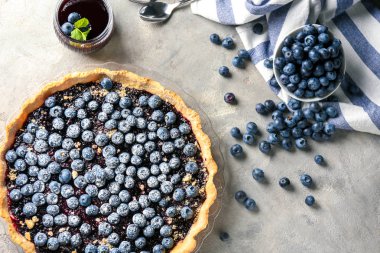 Lezzetli kek, krepteki tablo ile plaka