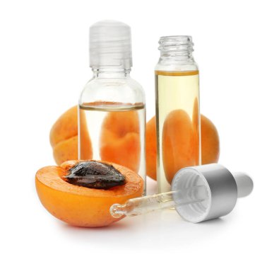 Kayısı şişeleri beyaz arka planda gerekli yağ