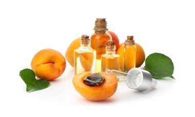 Kayısı şişeleri beyaz arka planda gerekli yağ