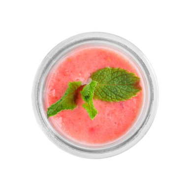 Lezzetli ahududu güler yüzlü beyaz zemin üzerine cam kavanoz