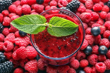 Cam üzerinde meyveleri lezzetli ahududu güler yüzlü ile