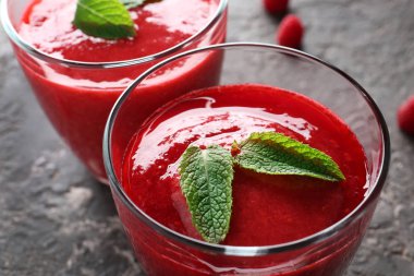 Tablo, closeup lezzetli ahududu güler yüzlü gözlüklü