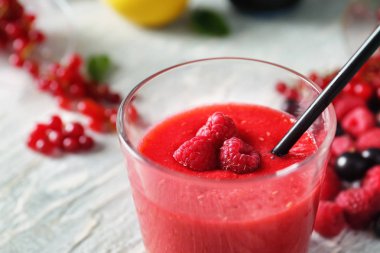 Tablo, closeup lezzetli ahududu güler yüzlü camla