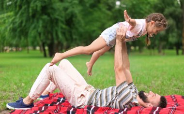 Küçük kız ve babası açık havada oyun