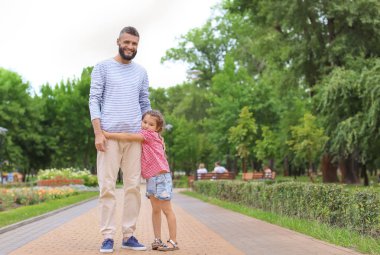 Küçük kız ve babası açık havada yürüyüş