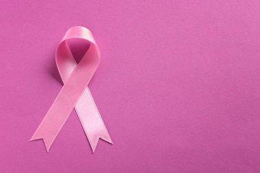 Renkli arka planda pembe kurdele. Göğüs kanseri farkındalığı konsepti