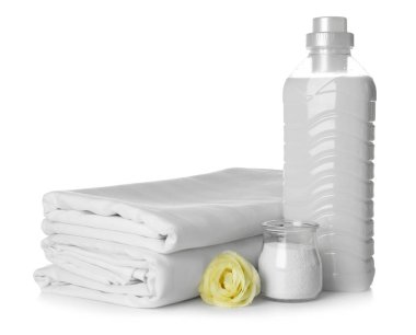 Temiz çarşaf ve çamaşır deterjan beyaz zemin üzerine yığını