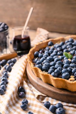 Lezzetli kek, krepteki ahşap tahta üzerinde