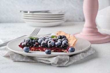 Lezzetli kek, krepteki masada parçası ile plaka