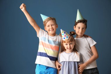 Doğum günü şapkalar renk arka plan üzerinde şirin küçük çocuklarda