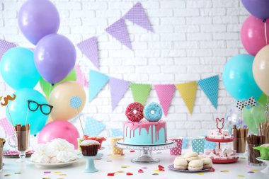 Tablo Doğum günü partisi için hazırlanan tatlılar
