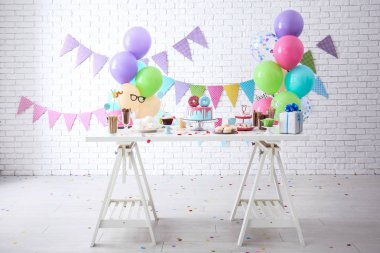 Tablo Doğum günü partisi için hazırlanan tatlılar