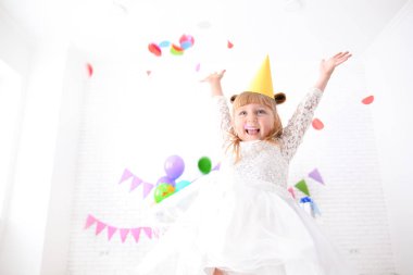 Evde doğum gününü kutlayan tatlı küçük bir kız.