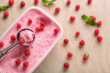 Kase lezzetli ahududu dondurma ve tablo üzerinde kepçe ile