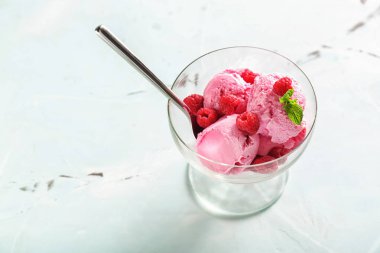 Komposto kasesi ile lezzetli ahududu Ice cream masada