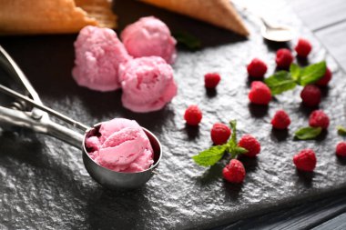 Kepçe ve lezzetli ahududu Ice cream kayrak plaka üzerinde