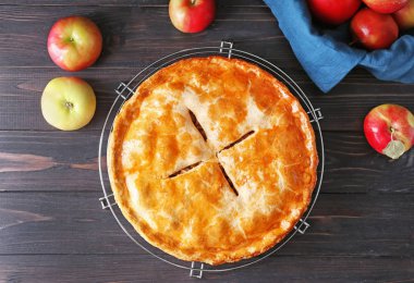 Ahşap masa üzerinde lezzetli elmalı turta ile kabin soğutma