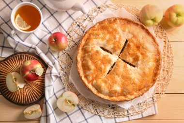 Lezzetli elma pasta ve çay ahşap tablo